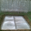 konečné úpravy,hrobka na čtyři rakve postavená