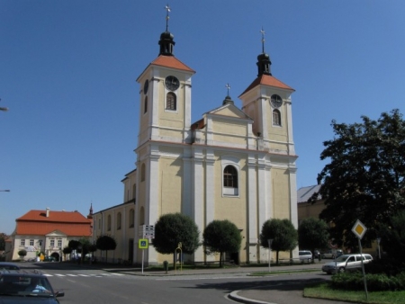 Dstojn crkevn poheb v kostele Chrast s uloenm do hrobu na mstnm hbitov. Doprava zesnulho z Chrudimi  cena od 14 400 K v. DPH