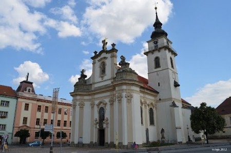 D�stojn� c�rkevn� poh�eb v kostele He�man�v M�stec s ulo�en�m do hrobu na m�stn�m h�bitov�. Doprava zesnul�ho z Chrudimi cena od 14 400 K� v�. DPH